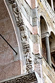 Parma, dettaglio del protiro della facciata del Duomo.